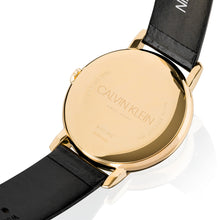 Laden Sie das Bild in den Galerie-Viewer, Calvin Klein Established Herren-Armbanduhr K9H2X5C6 | Swiss Made | Gold Lederband schwarz | UVP 299,00 € | NEU und OVP. mit Box, Papiere, Anleitung, Garantiekarte | 2 Jahre Hersteller-Garantie