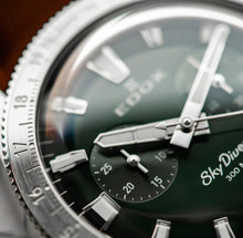 Laden Sie das Bild in den Galerie-Viewer, Edox Skydiver | 10116-3-VIDN | Chronograph 40 mm Green Dial | Edelstahl Saphirglas 300m Swiss Made | Limited 1000 + Lederband | NEU OVP Box Papiere 2 Jahre Garantie