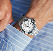 Laden Sie das Bild in den Galerie-Viewer, Maurice Lacroix Aikon Venturer GMT | AI6158-SS002-130-1 | Automatik Herrenuhr | 43 mm | Edelstahlband | Silbernes Zifferblatt | NEU OVP | mit Box &amp; Papieren | 2 Jahre Garantie