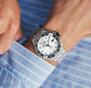 Maurice Lacroix Aikon Venturer GMT | AI6158-SS002-130-1 | Automatik Herrenuhr | 43 mm | Edelstahlband | Silbernes Zifferblatt | NEU OVP | mit Box & Papieren | 2 Jahre Garantie