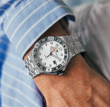 Laden Sie das Bild in den Galerie-Viewer, Maurice Lacroix Aikon Venturer GMT | AI6158-SS002-130-1 | Automatik Herrenuhr | 43 mm | Edelstahlband | Silbernes Zifferblatt | NEU OVP | mit Box &amp; Papieren | 2 Jahre Garantie
