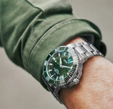 Laden Sie das Bild in den Galerie-Viewer, Oris Aquis Date 41,5 mm 01 733 7766 4157-07 8 22 05PEB Automatik Herren-Taucheruhr Edelstahlband Saphirglas Swiss Made NEU OVP Box Papiere Garantie