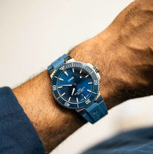 Laden Sie das Bild in den Galerie-Viewer, Oris Aquis Small Second Date 01 743 7733 4155-07 4 24 69EB Automatik Herren-Taucheruhr 500m NEU OVP