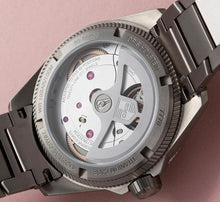 Laden Sie das Bild in den Galerie-Viewer, Oris Big Crown ProPilot X Calibre 400 01 400 7778 7158-07 7 20 01TLC | Automatik Herrenuhr 39 mm Titan | Salmon Dial | 5 Tage Gangreserve | Garantie 10 Jahre