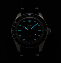 Laden Sie das Bild in den Galerie-Viewer, Oris Divers Sixty-Five 12H Calibre 400 Date 01 400 7772 4054-07 5 20 82 | Automatik Herrenuhr Ø 40 mm Leder | Schwarzes Zifferblatt | 120 h Gangreserve | Garantie 10 Jahre