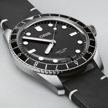 Laden Sie das Bild in den Galerie-Viewer, Oris Divers Sixty-Five 12H Calibre 400 Date 01 400 7772 4054-07 5 20 82 | Automatik Herrenuhr Ø 40 mm Leder | Schwarzes Zifferblatt | 120 h Gangreserve | Garantie 10 Jahre