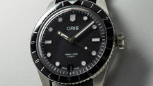 Laden Sie das Bild in den Galerie-Viewer, Oris Divers Sixty-Five 12H Calibre 400 Date 01 400 7772 4054-07 5 20 82 | Automatik Herrenuhr Ø 40 mm Leder | Schwarzes Zifferblatt | 120 h Gangreserve | Garantie 10 Jahre
