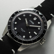 Laden Sie das Bild in den Galerie-Viewer, Oris Divers Sixty-Five 12H Calibre 400 Date 01 400 7772 4054-07 5 20 82 | Automatik Herrenuhr Ø 40 mm Leder | Schwarzes Zifferblatt | 120 h Gangreserve | Garantie 10 Jahre