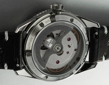 Laden Sie das Bild in den Galerie-Viewer, Oris Divers Sixty-Five 12H Calibre 400 Date 01 400 7772 4054-07 5 20 82 | Automatik Herrenuhr Ø 40 mm Leder | Schwarzes Zifferblatt | 120 h Gangreserve | Garantie 10 Jahre