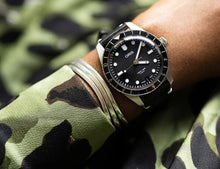 Laden Sie das Bild in den Galerie-Viewer, Oris Divers Sixty-Five 12H Calibre 400 Date 01 400 7772 4054-07 5 20 82 | Automatik Herrenuhr Ø 40 mm Leder | Schwarzes Zifferblatt | 120 h Gangreserve | Garantie 10 Jahre
