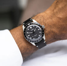 Laden Sie das Bild in den Galerie-Viewer, Oris Divers Sixty-Five 12H Calibre 400 Date 01 400 7772 4054-07 5 20 82 | Automatik Herrenuhr Ø 40 mm Leder | Schwarzes Zifferblatt | 120 h Gangreserve | Garantie 10 Jahre