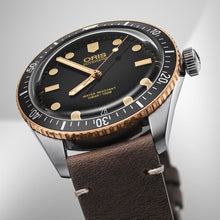 Laden Sie das Bild in den Galerie-Viewer, Oris Divers Sixty-Five 01 733 7707 4354-07 5 20 55 | Automatik Herrenuhr 40 mm | Bicolor Bronze | Schwarzes Zifferblatt | Lederband | NEU OVP