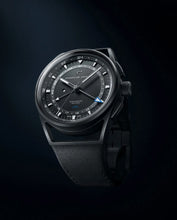 Laden Sie das Bild in den Galerie-Viewer, Porsche Design | 6023.4.02.005.07.2 | Novelty 1919 Globetimer UTC | All Black-Black | Automatik | COSC Chronometer | GMT | Datumsanzeige | Titan | Saphirglas | Swiss Made | NEU OVP | mit Box &amp; Papieren | COSC-Zertifikat | 2 Jahre Hersteller-Garantie