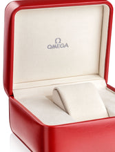 Laden Sie das Bild in den Galerie-Viewer, Omega Box rot mit Umkarton scharlachrote Box aus PU-Kunstleder mit weißem Umkarton - neuwertig mit minimalen Lager- oder Transportspuren NOS