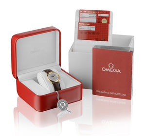Omega Box rot mit Umkarton scharlachrote Box aus PU-Kunstleder mit weißem Umkarton - neuwertig mit minimalen Lager- oder Transportspuren NOS