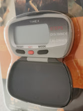 Laden Sie das Bild in den Galerie-Viewer, Timex Pedometer Podomètre Schrittzähler T5E011ME mit Großanzeige Entfernung Kalorien Uhrzeit im Flip-Case