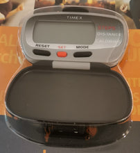 Laden Sie das Bild in den Galerie-Viewer, Timex Pedometer Podomètre Schrittzähler T5E011ME mit Großanzeige Entfernung Kalorien Uhrzeit im Flip-Case