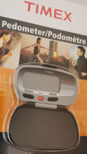 Laden Sie das Bild in den Galerie-Viewer, Timex Pedometer Podomètre Schrittzähler T5E011ME mit Großanzeige Entfernung Kalorien Uhrzeit im Flip-Case